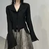 Gotische Frauen schwarze Hemden Korean Dark Academic Weibchen entworfene unregelmäßige Tops Spring Modes Streetwear Y2K Bluse 240321