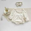 Rompers 8453 Koreaanse babykleding 2024 Leer- en herfst Lange mouw Wafle Lace Jumpsuit Fashion Baby Girls One Piece kleding L240402