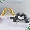 Nordisk stil hjärtgest skulptur harts abstrakt hand kärleksstaty figurer bröllop hem vardagsrum skrivbord prydnader 240325