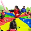 Barn slår ett mullvadspel regnbåge paraply dagis utomhus kul och sport paracaidas leksak buiten speelgoed voor kinderen