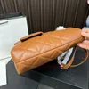 Klassisk designer handväska lyxig designer axelväska kvinnors stora kapacitet handväska metall och läderkedjor lack läder glansig och