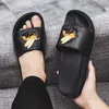 Tofflor nyaste lyxmärke män glider skor tofflor sommar sandaler strand glid designer klassisk g rutnät mönster tryck avatar flip flops sneakers storlek 3946 t24