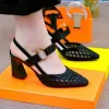 Stövlar 2023 läder mjuka läder sandaler kvinnor sommar modeväska med spetsiga spetsar spetsar upp klackar tjocka och lowheel ihåliga arbetsskor