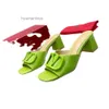 Pantofole di designer di bordi di parole estive 2024 v Lady Nuovo stile versatile Slifori di tallone spessa alla moda un sandalo sandalo a V-Button 0Q8X