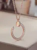Conception classique Love Jewelry Rose Gold Nail Collier Womens Red Full Diamond Diamond Clavicule Ins Design Colorfast Light Luxury Pendant avec logo