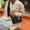 Axelväskor 2024 fast färg mode kvinnlig handväska resor enkel liten messenger väska pläd bomullskläder crossbody för kvinnor