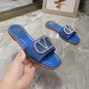 サンダルデザイナーフロップスリッパのボトムドVlogoo Walentino高品質2024 Lady Flip Crystal Shipt Stud Slipper