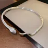 女性用のメタルヘビ型ネックレス