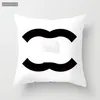 Klasik mektup logo ile tasarımcı siyah beyaz yastık kılıfı lüks moda kare oturma odası kanepe kare yastık kapağı kısa peluş yastık kapağı