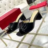 Pantofole di designer di bordi di parole estive 2024 v Lady Nuovo stile versatile Slifori di tallone spessa alla moda un sandalo sandalo a V-Button 0Q8X