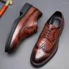 Chaussures décontractées Mode Brown Mens Robe Designer Italian Leather Men de luxe Business Oxford Brogues pour moccasin