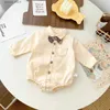 Rompers 9763b Baby Clothes Boys Bodys Nouveau 2022 Baby Handsome Gentleman Bow Tie Shirt Cost Cost 100 jours de fête L240402