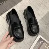 Klädskor pu läderplattform loafers kvinnliga brittiska stil tjocka midklackar som går oxfords flicka glid på college gotiska sneakers mujer