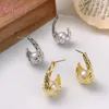 Orecchini a bottone che vendono autentico argento sterling 925 per le donne. Orecchini a bottone con perni reggispinta, gioielli pavimentati con perle lucenti