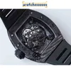 Tittar på lyxmekanisk schweizisk rörelse keramisk urtavla gummiband uxury datum gravwolf richamillr rm055 serie ture tourbillon maskin kolhydrater kol