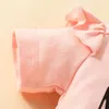 Set di abbigliamento Set estivo per neonata Pagliaccetto a maniche corte con stampa di lettere con motivo floreale Pantaloncini con cintura arricciati e fascia per capelli
