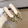 Mode leopard kvinnor tofflor sammet skor damer låg häl blommor dekoration sandaler kvinnor flip flops 42 storlek skor 240322