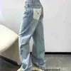 Designer South Oil Women's 2024 all'inizio della primavera Nuova sacca posteriore Contrasto Lettere tascabile ricami ad alta vita gamba dritta jeans per donne dzbg