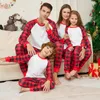 新しい2023年の冬のクリスマスパジャマファミリーペルレイドパッチワークパターンマザーファーザーキッズマッチング衣装DIYブランクスリープウェア