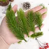 Fiori decorativi 10/30pcs natalizi di pino verde aghi di pino ramo di fiori artificiale pianta finta per casa ornamento per casa decorazione regalo fai -da -te decorazioni