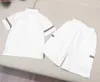Lüks erkekler polo gömlek seti çocuk tasarımcısı kıyafetler bebek eşofmanları 100-150 cm minimalist beyaz tasarım kısa kollu ve şort 24MAR