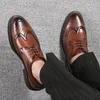 Chaussures décontractées Mode Brown Mens Robe Designer Italian Leather Men de luxe Business Oxford Brogues pour moccasin