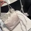 22 poubelle huile cire en cuir mode femme sac épaule en cuir en cuir en cuir diamant blanc matériel en métal lettre monnor