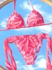 Apresenta de banho feminina Novo conjunto de biquíni plissado Mini Thong 2024 Triângulo feminino Triângulo feminino Bandagem de maiô de maiô Bikini BRA J240403