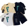 Classics Kids T-Shirts passt zum Sommer mit zwei T-Shirts mit mehreren Stilen Jungen Girls Tracksuits Größe 100-150 Baby Baumwolle Kurzärmele und Netzbriefbrief Shorts Jan E05