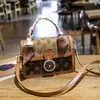 Cross Body Old Flower Classic Transport Lock Small Square Bag Womens 2024 Осень/Зимняя мода Простая одно плечо ручное ручное управление среднего возраста H240403