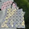 Designer tygväskor för kvinnors clearance -försäljning 2024 Exklusiv Fritillaria Bag Classic Six Grid PVC Tote Laser Polariserad pendlare En axel Juni handhållna kvinnor