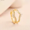 Klusterringar Newshe Two Color 925 Silver Yellow Gold Crown Wedding Rings for Women Guard Enhancers Round Cubic Zirconia Justerbart wrapband L240402