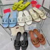 여성 Walentino Lady Sandal 디자이너 스터드 슬리퍼 2024 컬러 슬리퍼 스프링/여름 새로운 패션 순수한 가죽 중공 평평한 바닥 여성 슬리퍼