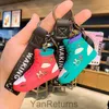 Dessin animé authentique créativité Graffiti Shoes Keychain Mens Backpack Pendant Car Keychain Small Cadeau