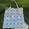 Designer tygväskor för kvinnors clearance -försäljning 2024 Exklusiv Fritillaria Bag Classic Six Grid PVC Tote Laser Polariserad pendlare En axel Juni handhållna kvinnor