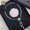 Nya kvinnors kristallhalsband hänge designer smycken mode för kvinna varumärke brev koppar kvinnor trendig personlighet kassakedja pärla bröllop julklapp