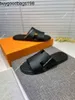 Izmiss Slippers Mens Slipper Summer Leather Man Fashion Caffure Sliders Sandals Острые сандалии с плоским пляжем с 9i Hl7k есть логотип