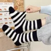 Chaussettes de femmes Super douce moelleuse Black and White Striped Plux Stocks Warms Mink Wool Fashion Ins Femme Footh Floor Sox Hosiery