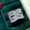 2pcs Eheringe Huitan Brilliant Crystal Cubic Zirkonia breite Ringe für Frauen Twist Design Luxus weiblicher Schmuck für Hochzeitsfeier Chic Girl Ring