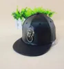 Bütün 2016Leather Pu Siyah Altın Metal Aslan Hiphop Snapback Cap Hats Moda Serin Casul Düz Mühendis Fu Hats4876253