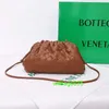 Zakstoffen Tassen Bottegveneta Trusted Luxury Bag Leather 2024 Zomer Nieuw geweven vlak patroon Wolkenzak Crossbody Body Body is klein lichtgewicht en hebben logo HBCI7G