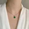 Accessori di moda Collana al collo d'argento elegante con diamanti simulati e ciondolo di pietra per gemme verdi