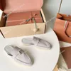 Loro Piano Summer Charms Embellifhed Walk Swedepers Slippers Louny Lounge Mule Chaussures en cuir en cuir Farnes à glissière décontractée pour femmes