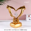 Dekorativa figurer Hjärtskulptur Hemdekoration Harts Abstrakt Hand Love Figurine Gest Staty vardagsrum Desk Alla hjärtans dag