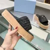 Дизайнерская сандалия Slipper Summer Woman обувь для крючковых слайдов черная платформа клинья соломенная плоская форма высокая качество тапочка плоская плоская комфорт пляж -бассейн два ремня сандалия