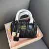 Omuz çantaları 2023 Yeni Miao Boston Çanta Pileli Kırmızılı Kırmızı Aynı Stil Moda Crossbody Handhelhel Chance H240403