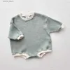 Rompers 2023 New Baby Autumn Long Sleeve Bodysuit新生児ソフトワッフルコットンジャンプスーツヴィンテージボーイガール幼児カジュアルカジュアルL240402