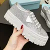 2024 nowe luksusowe sportowe skórzane mężczyźni Sneakers Buty niebieskie białe czarne emaliowane metal trójkąt gumowy podeszwy Man Outdoor Treners komfort pieszy stopa