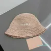 Lente/zomer designer bucket hoed handgemaakte geweven stro hoed reizen vrije tijd ademende brief geborduurde strand brede rand hoeden