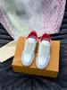 2024 Toppdesignerskor Mensskor Sneakers Fashion Shoes Trainers Graffiti White Musical Note Love Heart Brodery Patch Quality High Calfskin Shoes RD240203